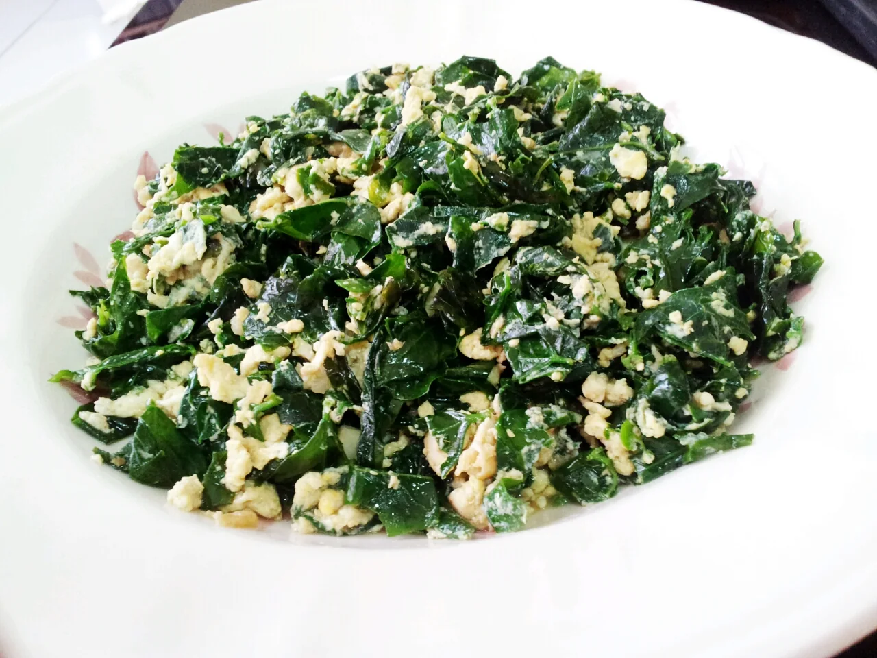 Cangkuk manis greens cooked with egg